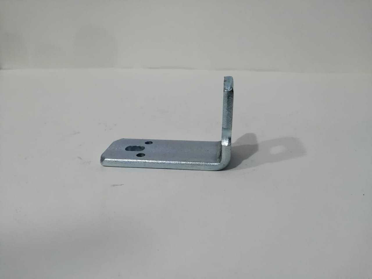 Porta Candado en L para Máquina Tragamonedas y Arcade